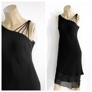 Zwarte jurk van chiffon met asymmetrische bandjes. Maat XS.