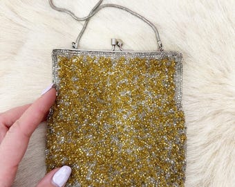 Divertido bolso de noche de los años 80 con cuentas de semillas en plata y oro, con cadena dorada.