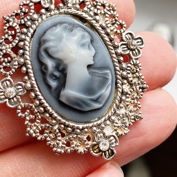 Set of two unique but classic cameo brooches. - image 2