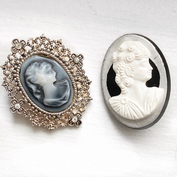 Set of two unique but classic cameo brooches. - image 1