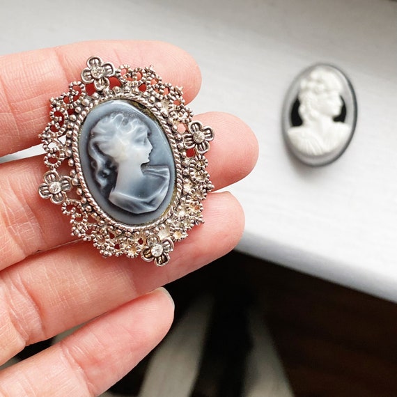 Set of two unique but classic cameo brooches. - image 3