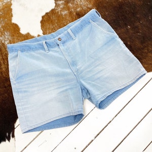 Shorts jeans macio 'Nightrider' com lavagem clara, anos 70. Tamanho L/XL.