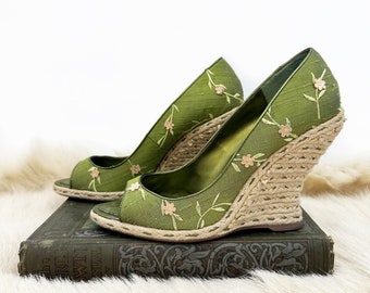 Sweet floral sage green peep toe espadrille shoes. Size 10.