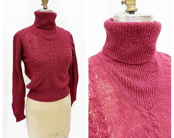 Suéter vintage de cuello alto en punto nudoso de color frambuesa. Talla S/M.