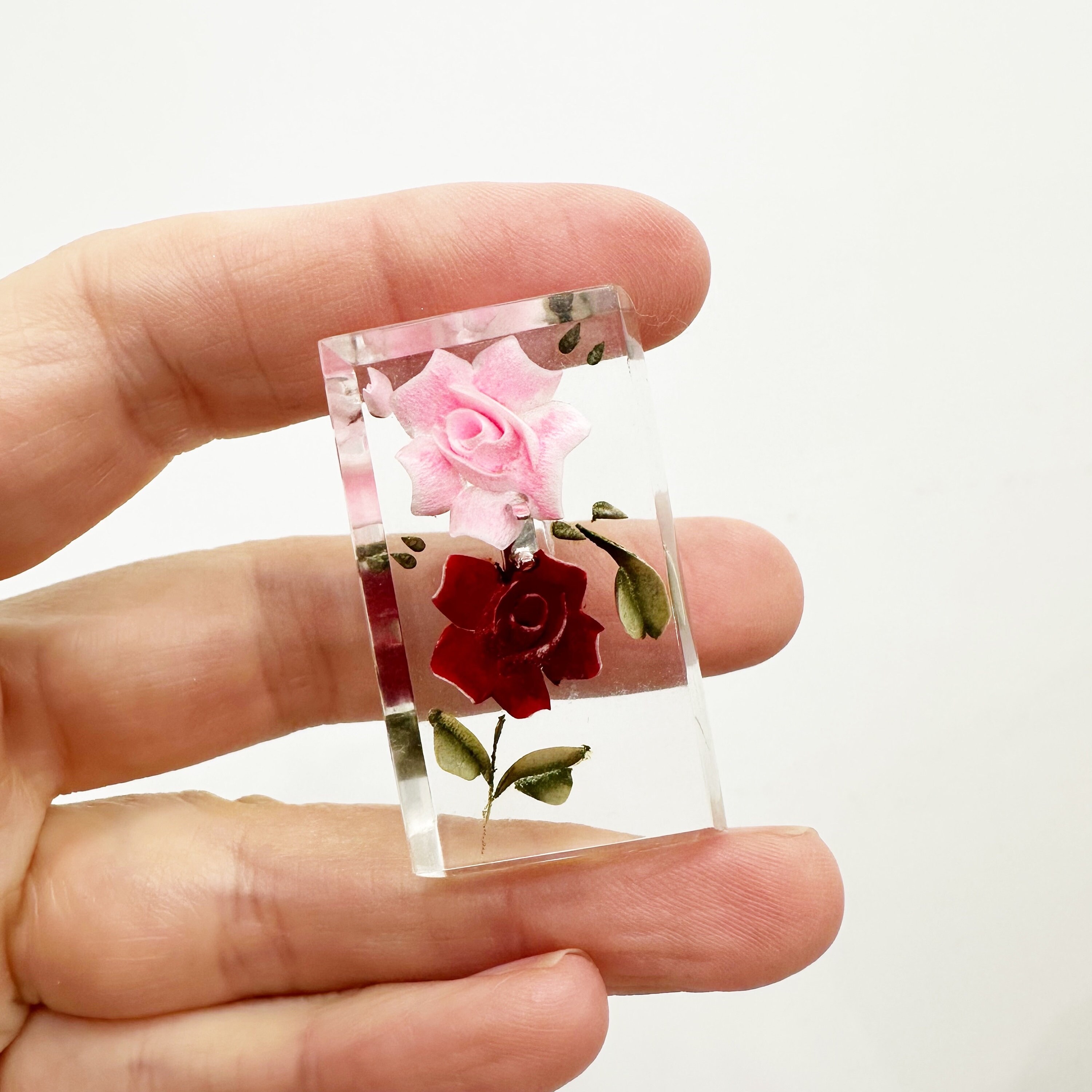 ドラマチックなピンクと赤のバラのリバースインタリオ樹脂ブローチ