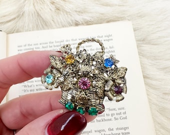 Broche de cristal colorido en latón con cesta de flores antigua.