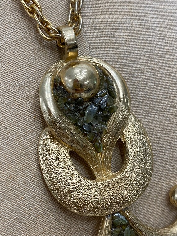 Large jade chip glam pendant necklace. Gem