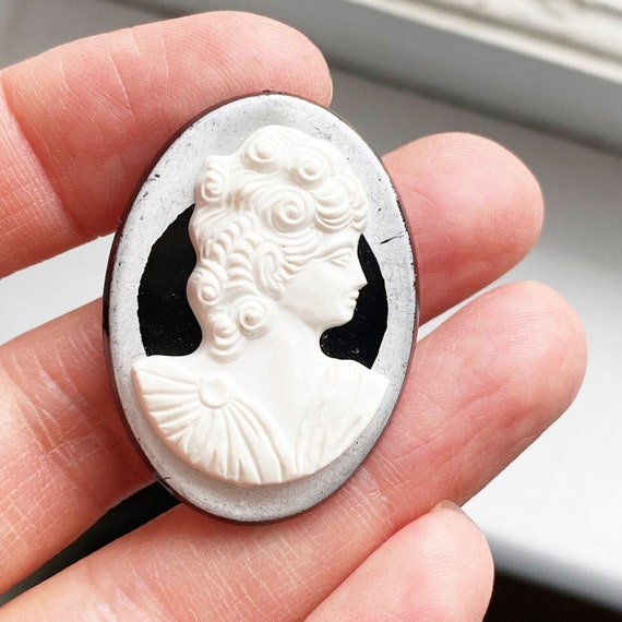 Set of two unique but classic cameo brooches. - image 6