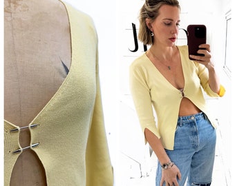 Cardigan en tricot jaune beurre de l'an 2000 avec finitions argentées. Taille M/L.