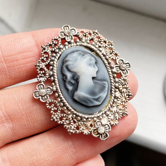 Set of two unique but classic cameo brooches. - image 4