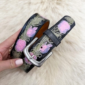 Handpainted rose floral black leather belt. Fits 29&#39;&#39;-33&#39;&#39;.