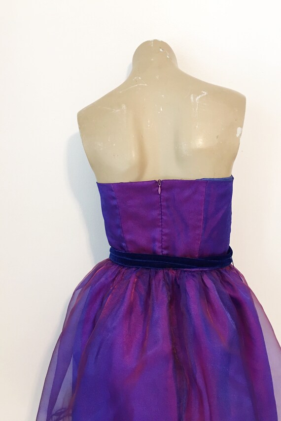 Robe courte noire à imprimé géométrique, cintrée à col v et à manches