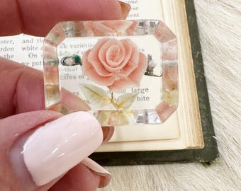 Broche romántico de resina con intaglio invertido en forma de rosa melocotón.