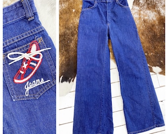 Amazing tween high rise wide leg denim with shoe detailing. Made in Canada. Size 12.