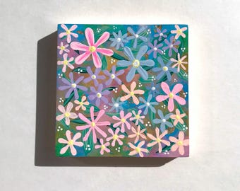 Pequeño cuadro abstracto de flores, pintura original sobre panel de madera enmarcado, mini arte floral, 3 x 3 pulgadas.