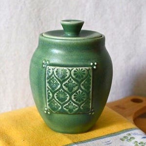handmade pottery sugar bowl in green, garlic jar, garlic keeper, storage jar, kitchen storage, kitchen gift, ready to ship