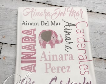 Könnte beinhalten: Eine weiße Babydecke mit rosa und grauem Text und einem rosa und grauen Elefanten-Design. Der Text lautet "Ainara Del Mar Ainara Cardenales Ainara Perez Prez Cardenales Little Ones".
