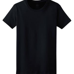 Pu&ograve; includere: Una maglietta a maniche corte di colore nero.