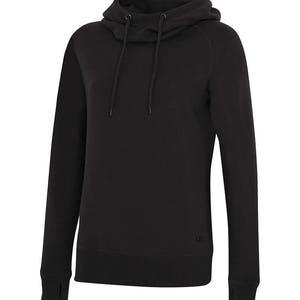 Pu&ograve; includere: Felpa con cappuccio nera con coulisse e un piccolo logo in basso a destra.