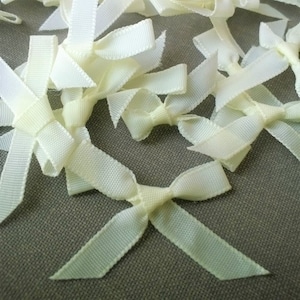 20 cream ribbon bows approx. 3cm wide - small fabric bows / sewing supplies