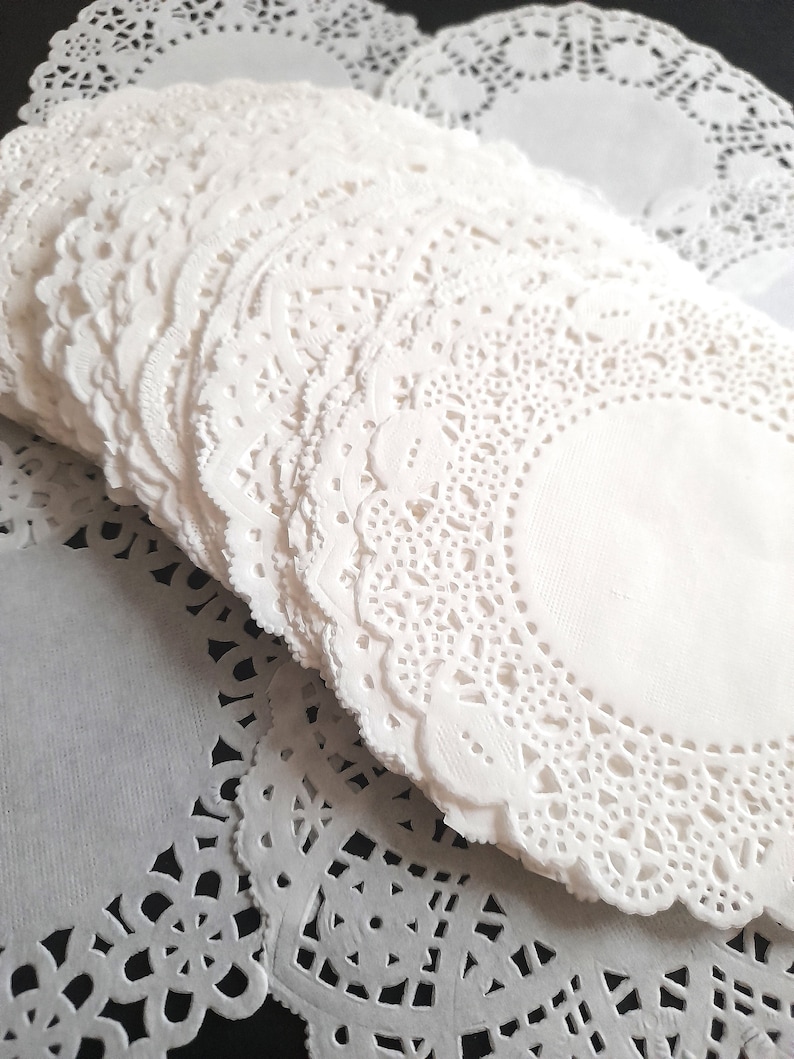 Paper doilies in different designs and sizes, junk journal & scrapbooking supplies, card making supplies, vintage style crafts, lace effect imagem 1