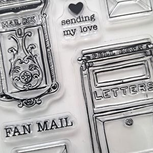 Peut inclure: Tampons transparents avec des motifs noirs de boîtes aux lettres, d'enveloppes et de texte. Le texte comprend "MAIL BOX", "FAN MAIL", "LETTERS" et "sending my love". Idéal pour l'artisanat et le scrapbooking.
