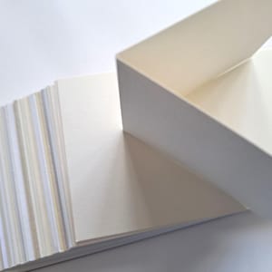 50 x 10 cm x 10 cm gefalzte und gefaltete Kartenrohlinge, blanko, metallisch und perlmuttfarben, farbig sortiert