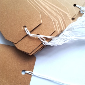 30 x Kraftpapier Papieretiketten mit Schnur, Platzkarten für Junk Journals, Namenskärtchen, Geschenkanhänger, Hochzeitspapeterie