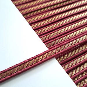 2メートルのダーククランベリーレッドとゴールドの細い編み紐（幅7mm）、装飾用の縁飾り、メートル単位の編み紐、裁縫道具、裁縫用品