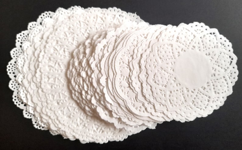 Paper doilies in different designs and sizes, junk journal & scrapbooking supplies, card making supplies, vintage style crafts, lace effect imagem 7