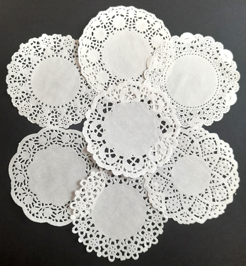 Paper doilies in different designs and sizes, junk journal & scrapbooking supplies, card making supplies, vintage style crafts, lace effect imagem 4