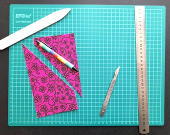 Large cutting mat 31cmx40cm to protect work surfaces, metric grid guidelines for accurate trimming, worktop protector