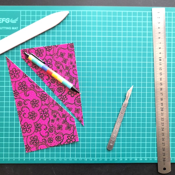 Large cutting mat 31x40cm to protect work surfaces, metric grid guidelines for accurate trimming, worktop protector