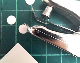 Single hole punch, with 6mm diameter cutting hole and built-in confetti tray