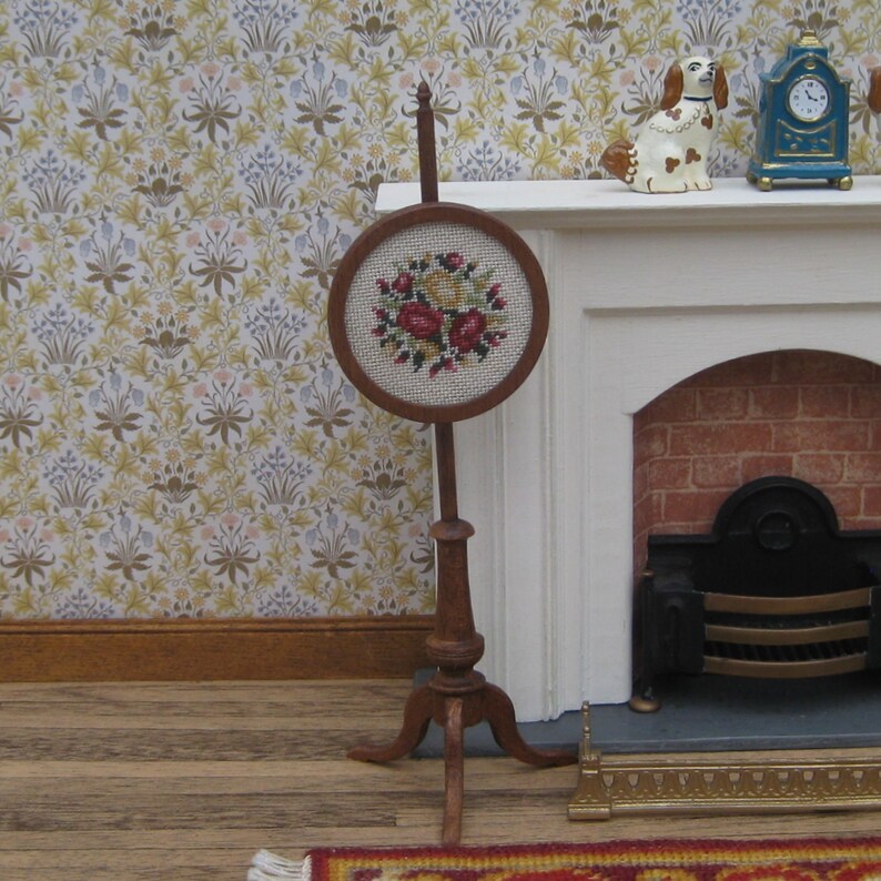 Miniatura D'epoca Per Casa Delle Bambole – Tappezzeria Floreale Petit Point – Fatto A Mano 1:12