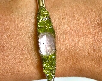 Silver Peridot Bracelet for Her, August Bracelet Gift for Friend, Raw Gemstones Bracelet Cuff, August Birthday Jewelry, heart chakra jewelry