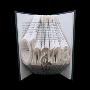 Ohana--5 Buchstaben Namen--gefaltet Buchkunst Skulptur