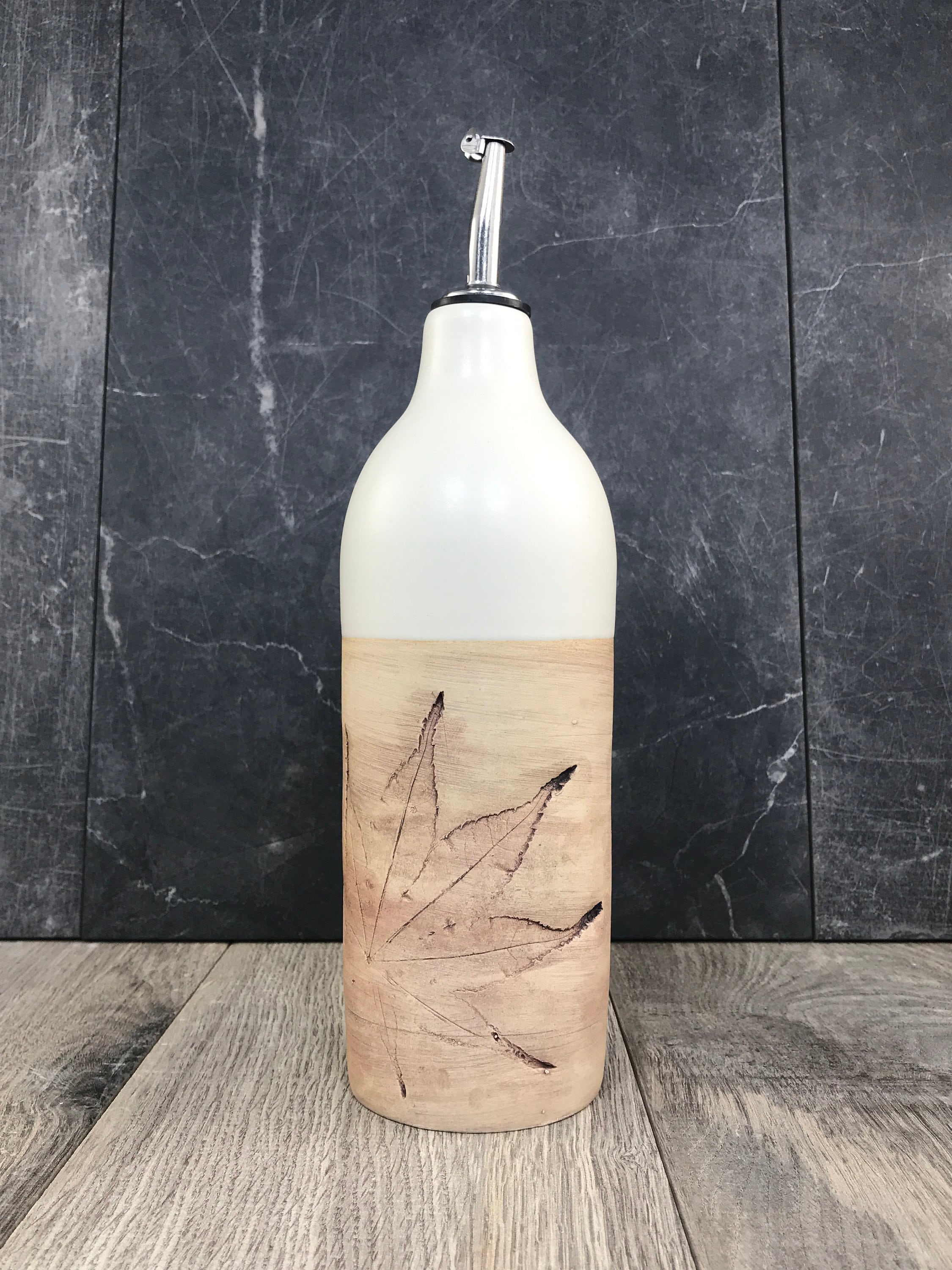 Bottiglia di olio in ceramica colorata per olio d'oliva fatta a mano in Italia – Le Colline