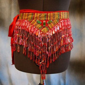 Ceinture de danse orientale tribal fusion verte avec perles roses et rouges