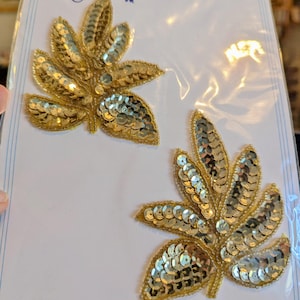 May include: A handmade wooden serving tray with a natural finish. The rectangular tray has raised edges and integrated handles. The wood grain is visible, highlighting the craftsmanship. Dimensions are approx. 40 cm long and 25 cm wide.