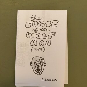 Könnte beinhalten: Ein gefaltetes weißes Papier mit dem Titel "the CURSE of the WOLF MAN (1954)" in schwarzer Tinte. Darunter eine Zeichnung eines Wolfsmannes. Der Name des Autors, R. Larsen, steht unten.