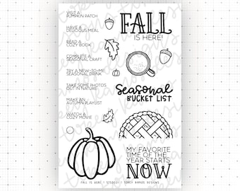 Op de afbeelding: Een zwart-witte seizoensbucketlist met herfstthema-illustraties. De lijst bevat activiteiten zoals het bezoeken van een pompoenveld, het lezen van een boek en het kijken van een gezellige film. Tekst luidt "Fall is Here!" en "My favorite time of the year starts NOW."