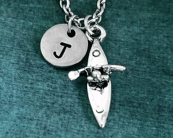 Kayak Halskette kleine Kayak Anhänger Halskette Kayak Schmuck Kayak Geschenk Ruderboot Halskette Ruderboot Schmuck Kayaker Initial Charm Necklace
