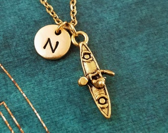 Kayak Halskette kleine Kayak Anhänger Halskette Kayak Schmuck Kayak Geschenk Ruderboot Halskette Ruderboot Schmuck Kayaker Initial Charm Necklace