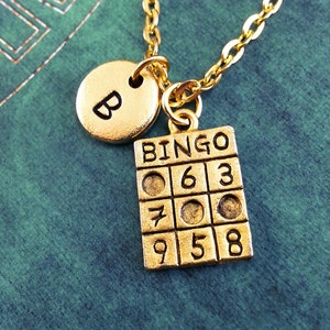 Collier de bingo, charme de carte de bingo d'or, collier estampé à la main, collier gravé, collier initial, collier de jeu de trousseau de bingo
