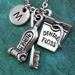 Collier de soins dentaires, collier personnalisé, collier personnalisé, collier de soie dentaire, collier monogramme collier de charme de brosse à dents