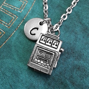 Spielautomat Halskette, personalisierte Halskette, Glücksspiel Geschenk, Monogramm Halskette, Kasino Schmuck, Spielautomat Charme Halskette, individuelles Geschenk