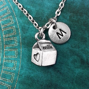 Collier de carton de lait, collier personnalisé, pendentif de carton de lait, collier personnalisé, collier d'école, collier de monogramme, collier de charme de lait