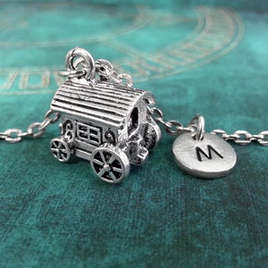 Zigeuner Warenkorb Halskette, erste Halskette, Zigeuner Halskette, Zigeuner Charme, Wohnwagen Monogramm Halskette, Hand gestempelt Schmuck personalisierte Schlüsselanhänger