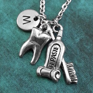 Collier dent et dentifrice, collier personnalisé, collier personnalisé, collier dentaire, collier monogramme collier de charme de brosse à dents
